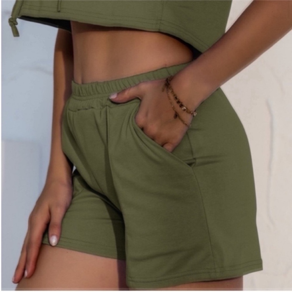 NWOT 6 Green hooded crop top vest and shorts with pockets workout lounge set - Picture 7 of 14